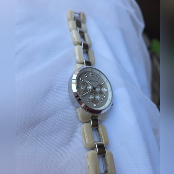 Michael KorsMichael Kors Round Silver and White Horn Watch, 43mm - Picture 9 of 10